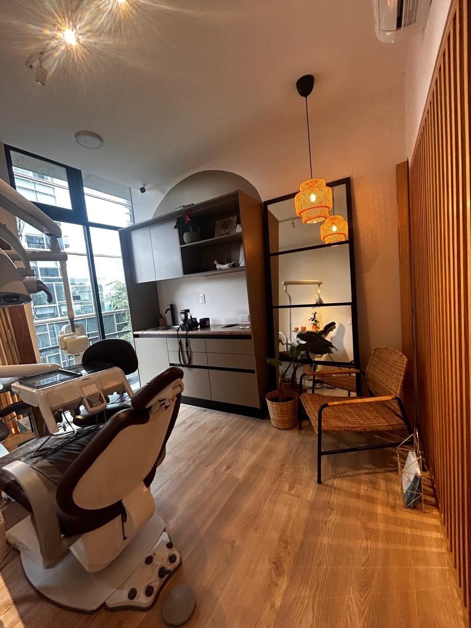 Sillón dental con vista hacia ventanal
